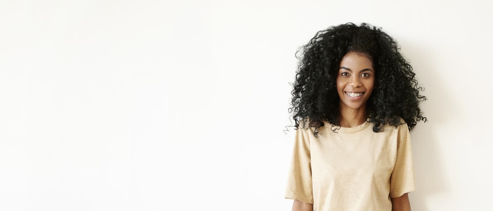Mujer con extensiones afro kinky
